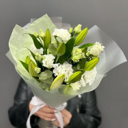 Букет из лилий и белой эустомы